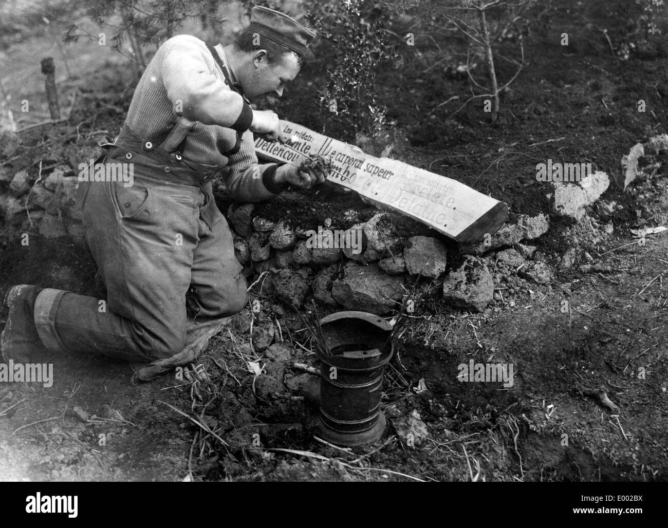 Soldier engraving inscriptions, 1915 Stock Photo
