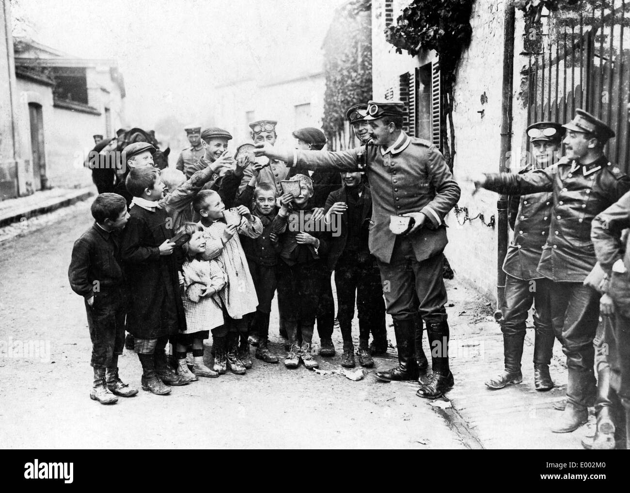 German soldiers with Belgian refugee children, 1914 Stock Photo