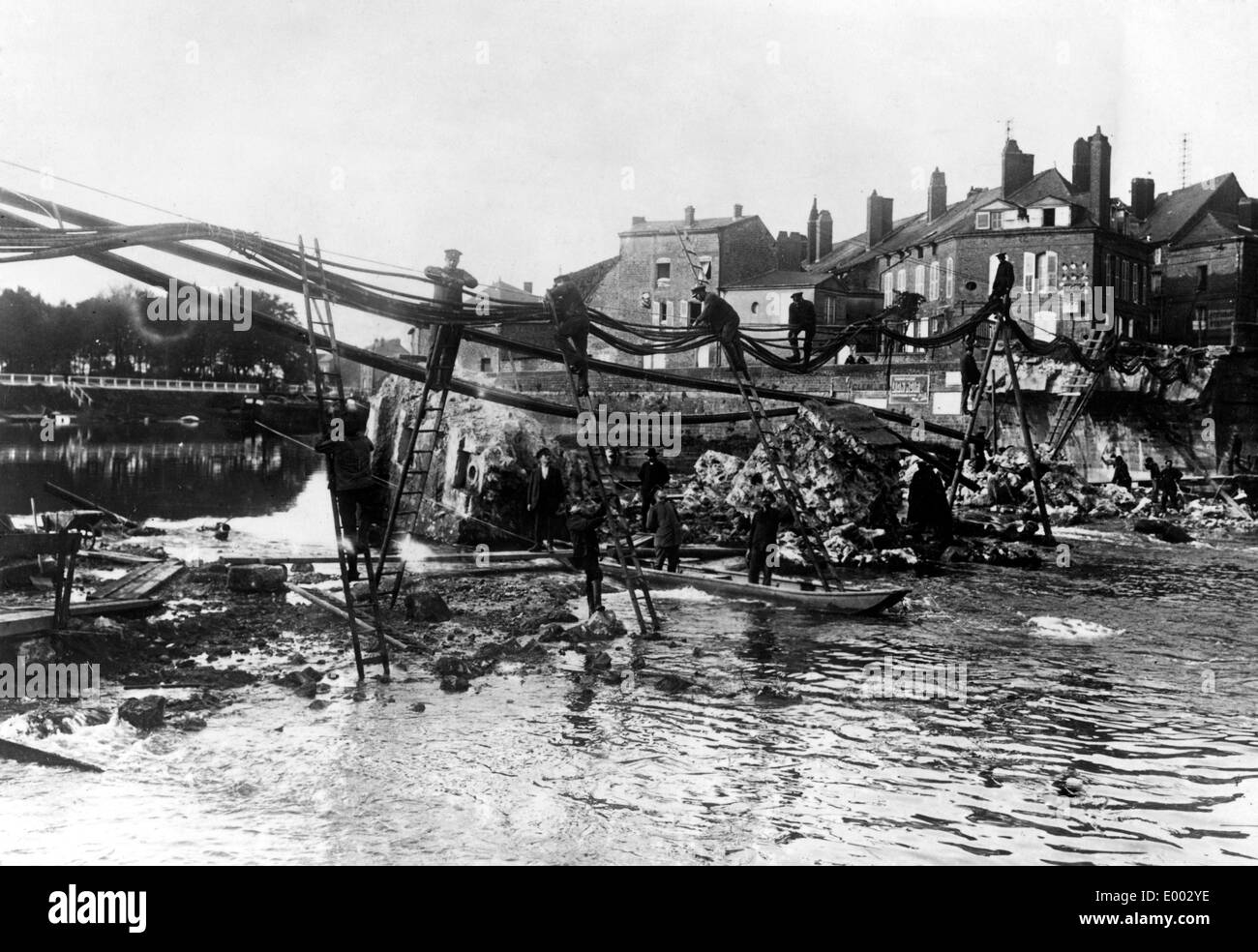 German soldiers laying wires, 1914 Stock Photo Alamy