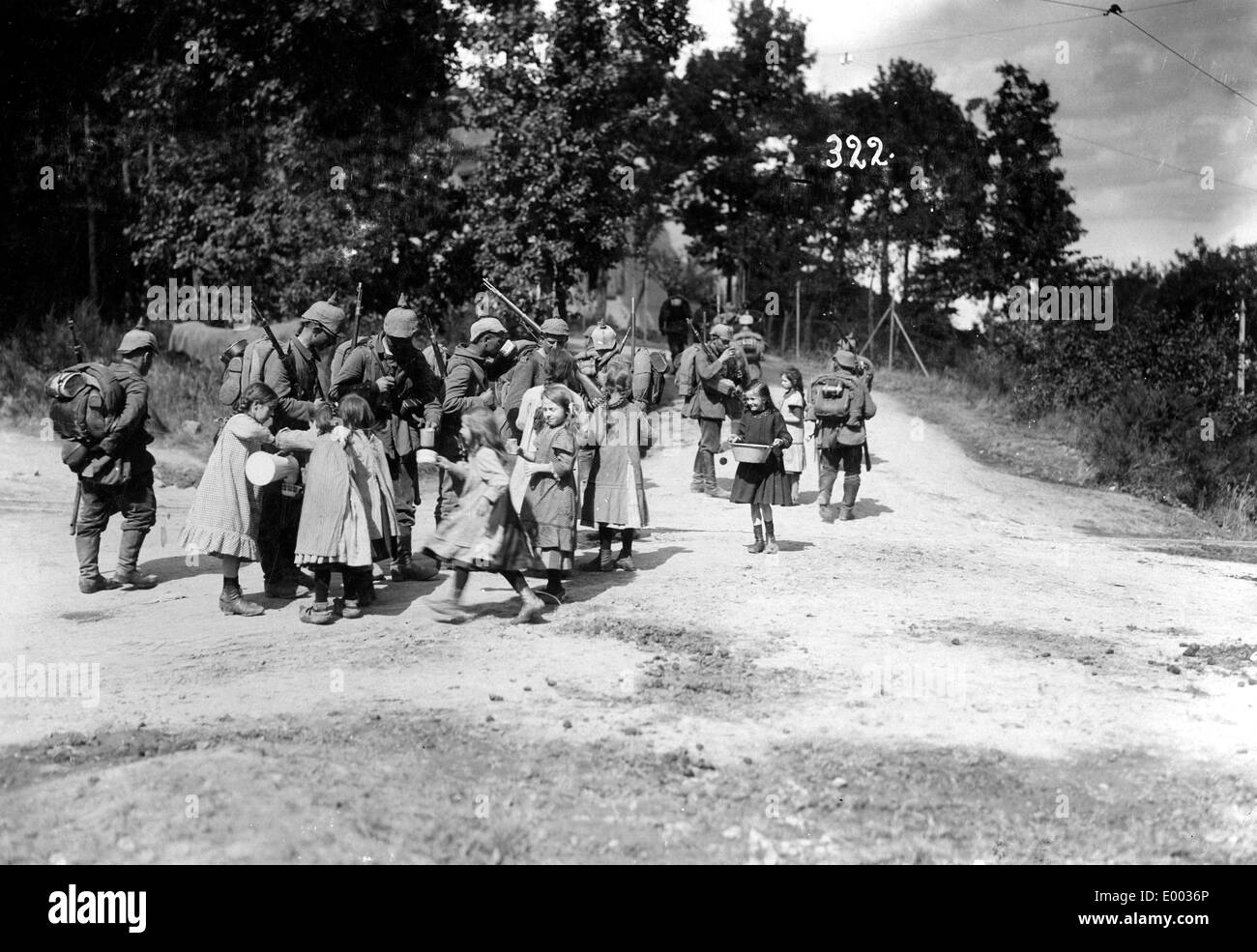 German soldiers are being provided with water, 1915 Stock Photo