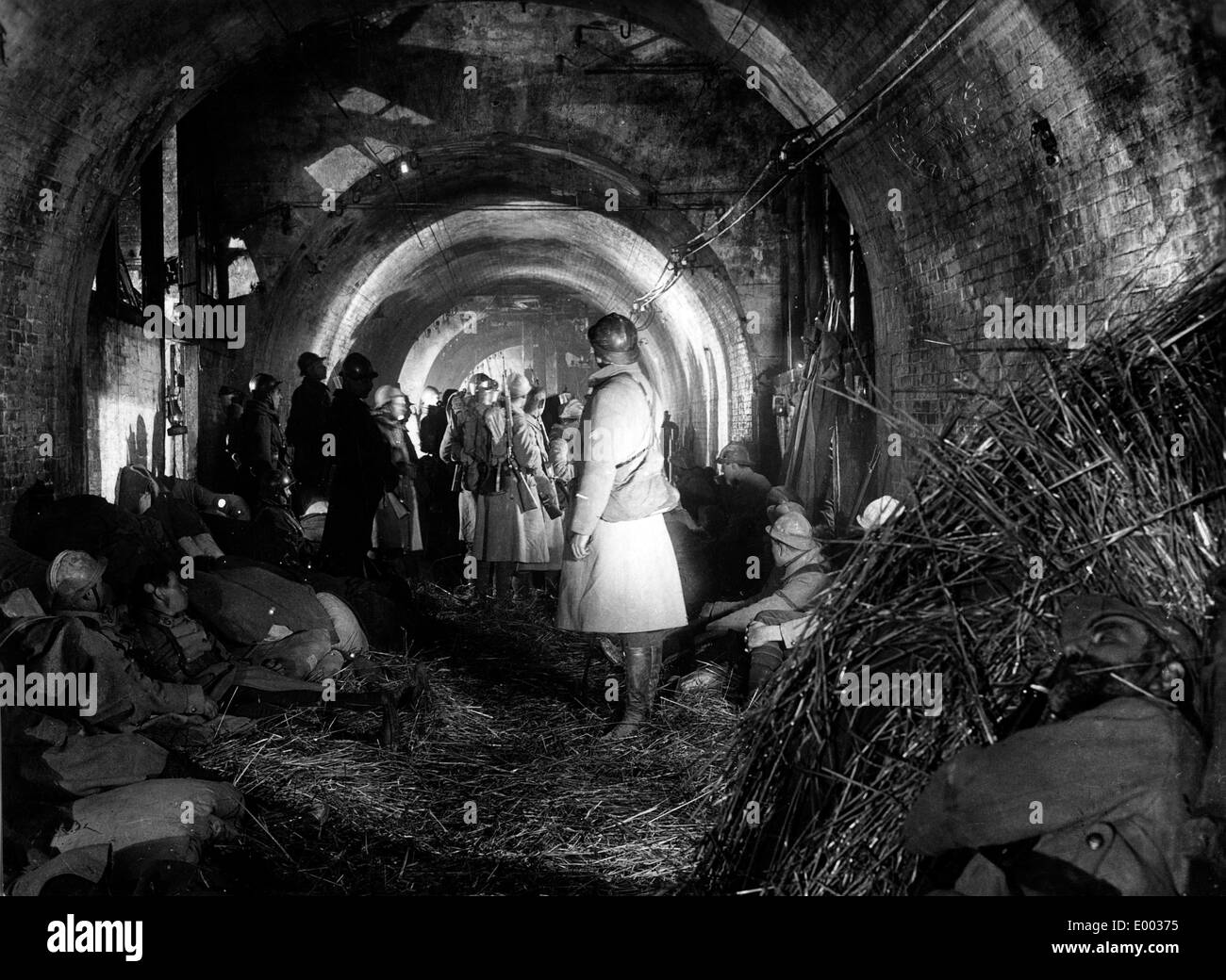 French soldiers in a bunker during the First World War Stock Photo - Alamy