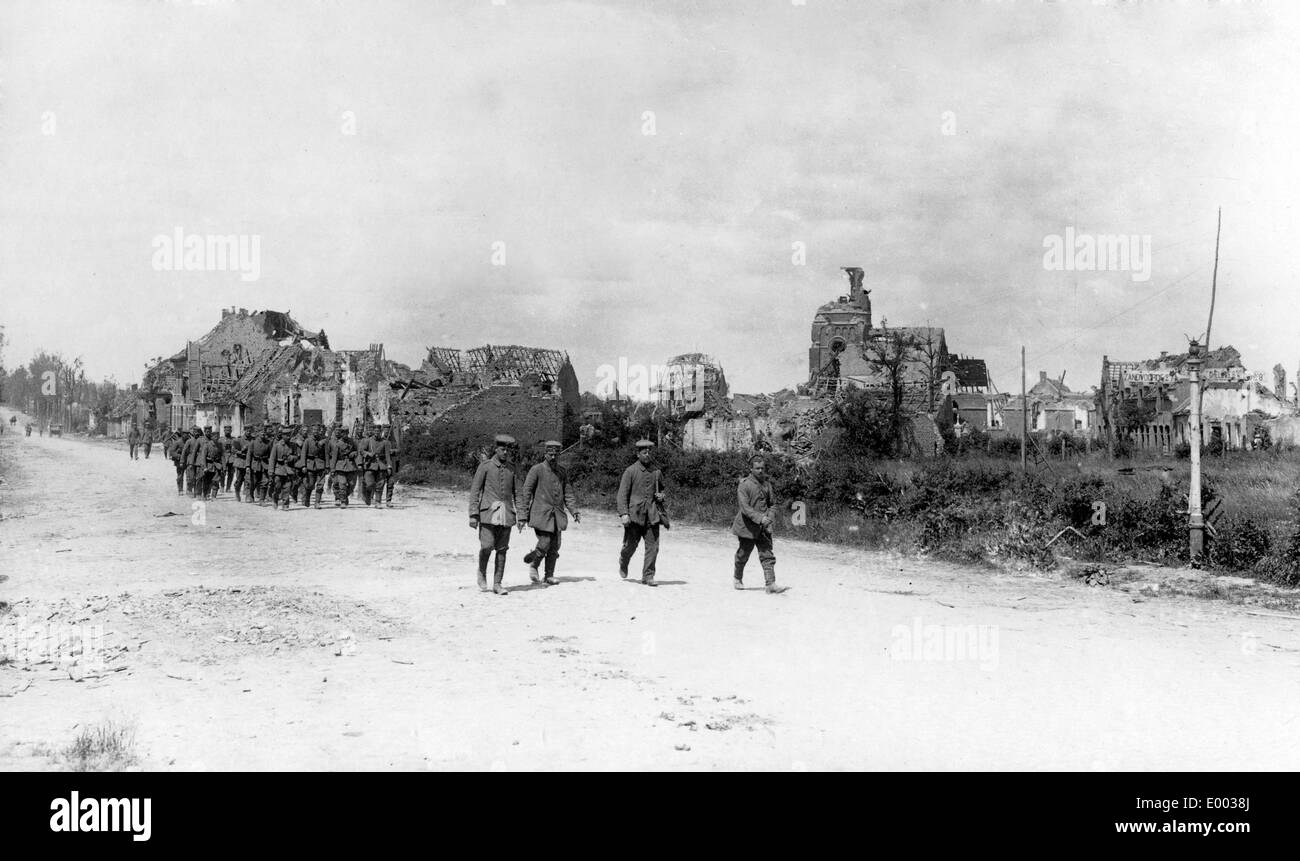 German soldiers returning from the front near Ypern, 1915 Stock Photo