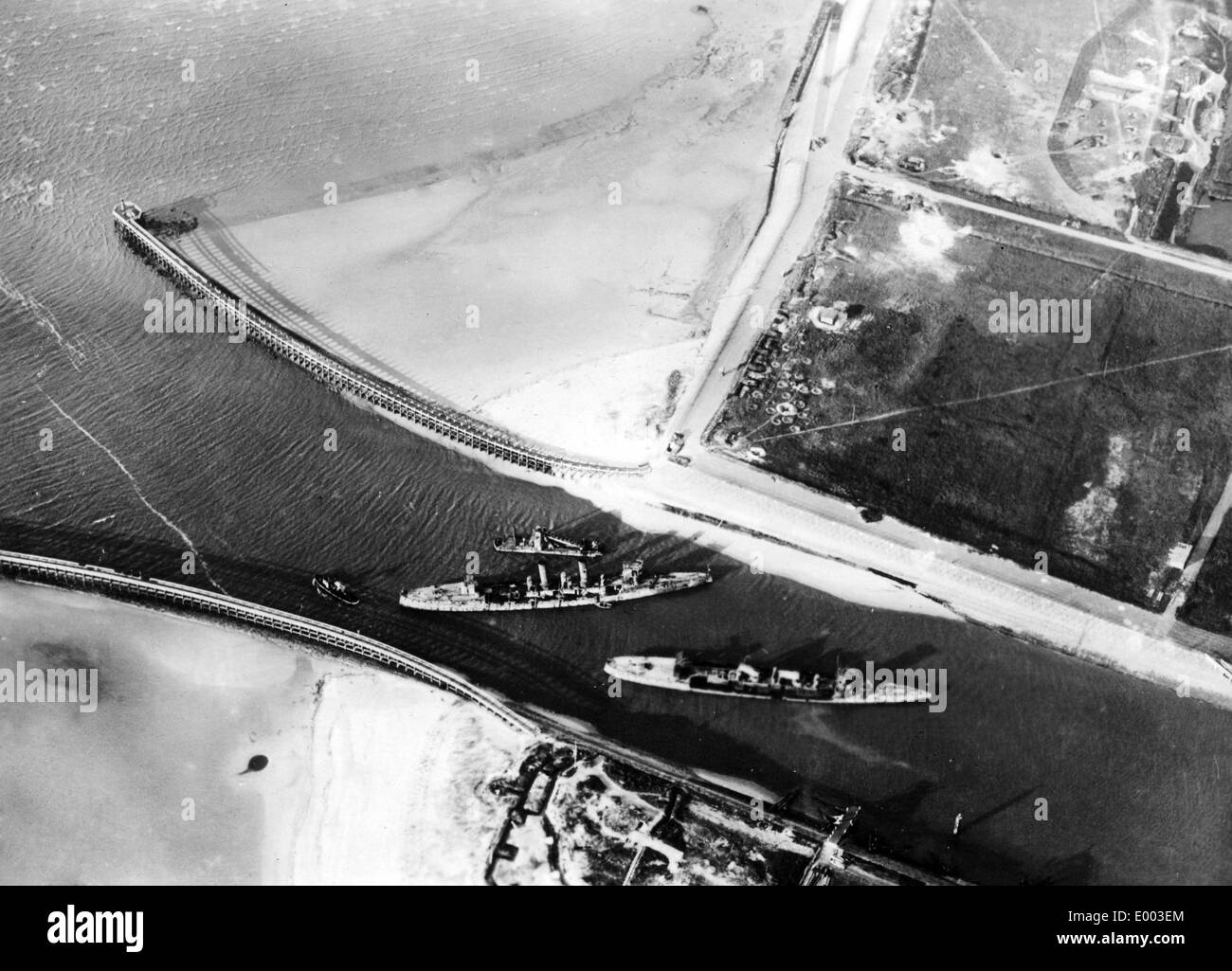 Towing away of English battleships in Zeebrugge, 1918 Stock Photo