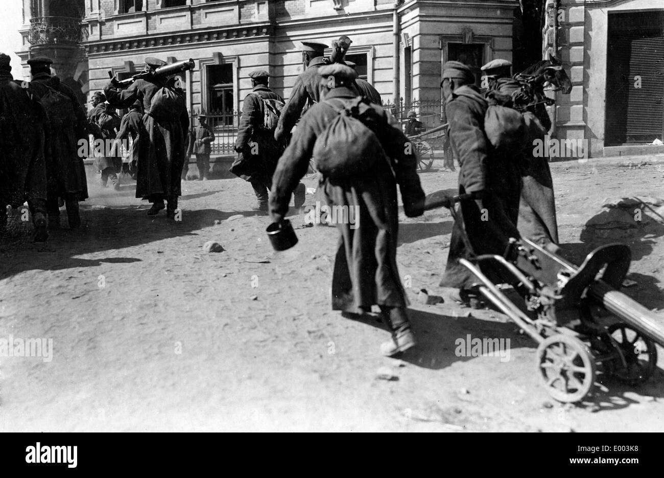 Russian prisoners of war with machine guns, 1915 Stock Photo