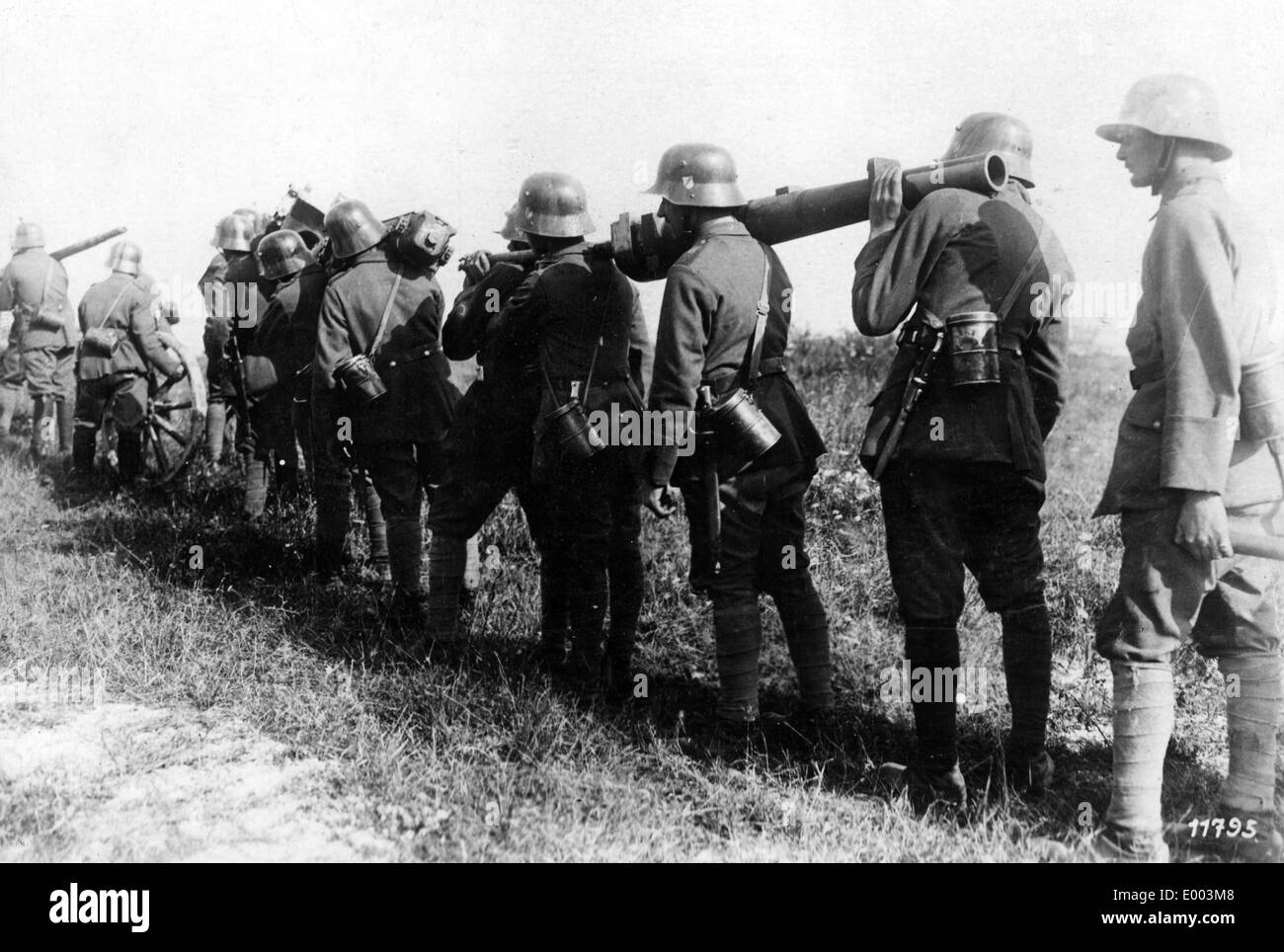 German soldiers carrying guns, 1918 Stock Photo