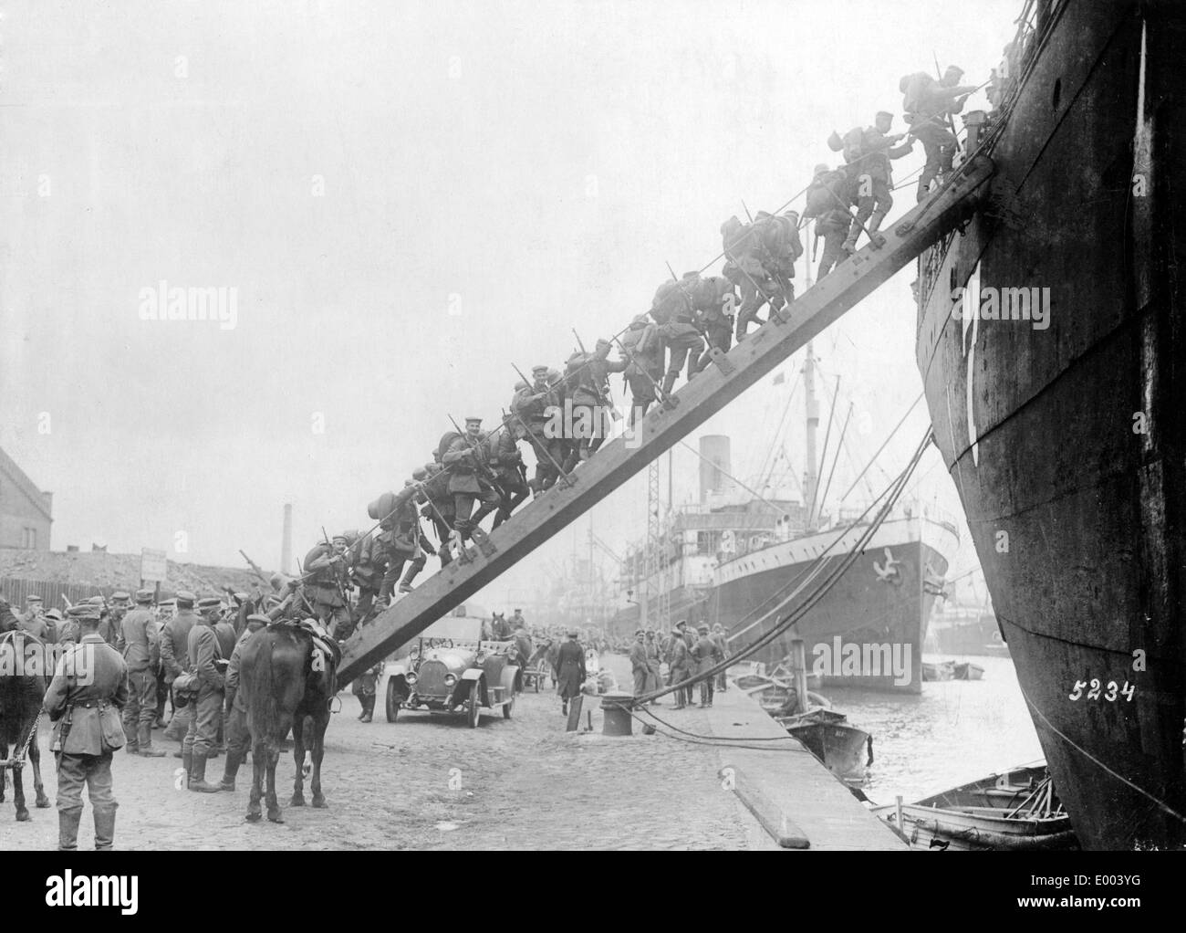 Embarkation of troops for the occupation of Saaremaa, 1917 Stock Photo