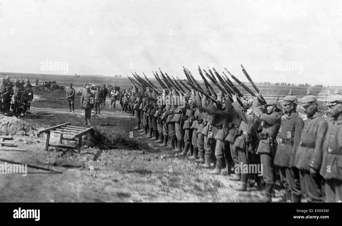 Gun salute at the grave of a German soldier, 1916 Stock Photo