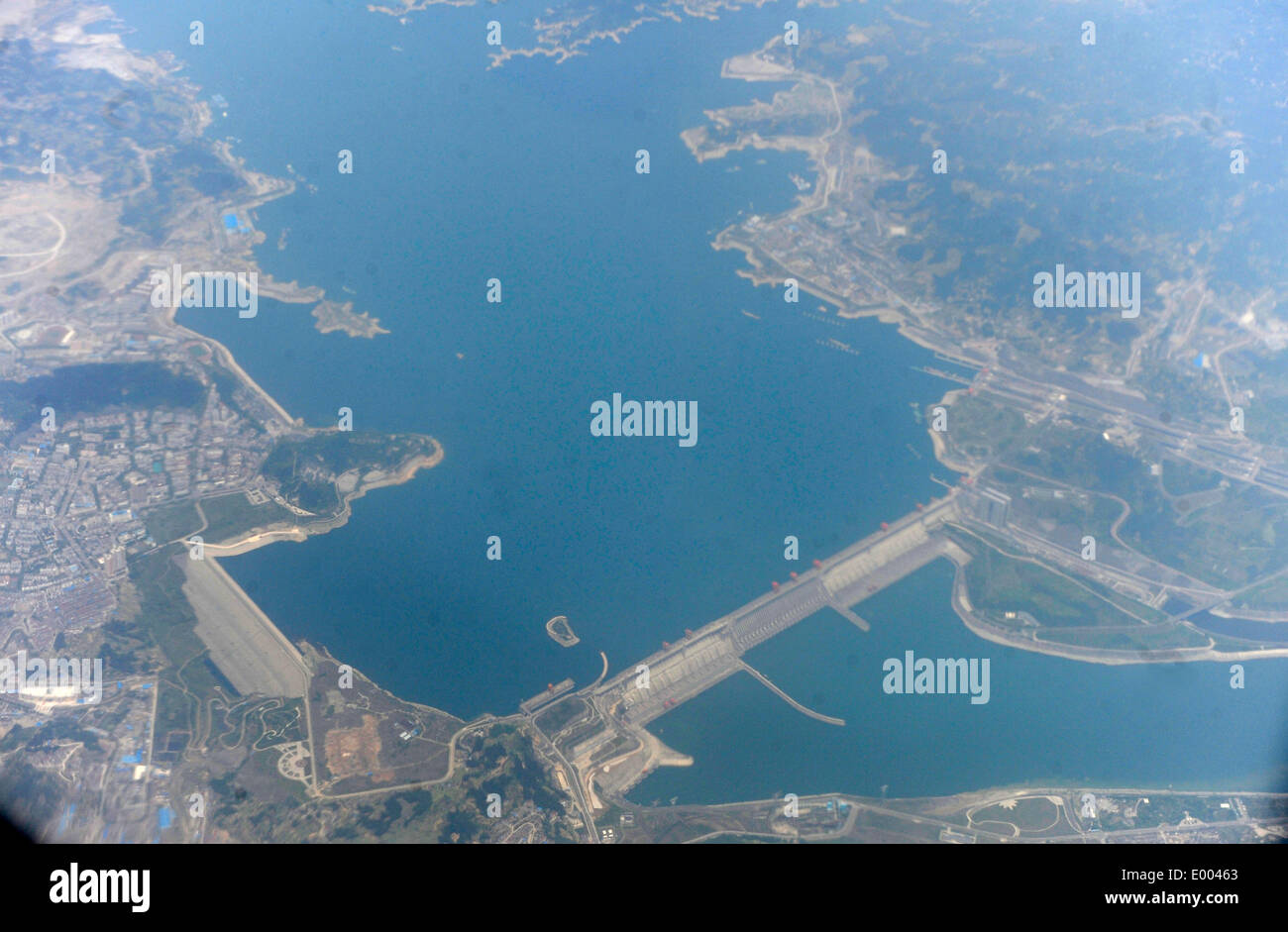 Wuhan. 28th Apr, 2014. This aerial photo taken on April 28, 2014 from an Airbus A319 passenger plane during a test run of Shennongjia's Hongping Airport shows the Three Gorges Dam on the Yangtze River in central China's Hubei Province. A test run was held Monday at Shennongjia's newly-built Hongping Airport, which is to officially open on May 8. The airport, situated at 2,580 meters above sea level, is the highest of its kind in central China. © Hao Tongqian/Xinhua/Alamy Live News Stock Photo
