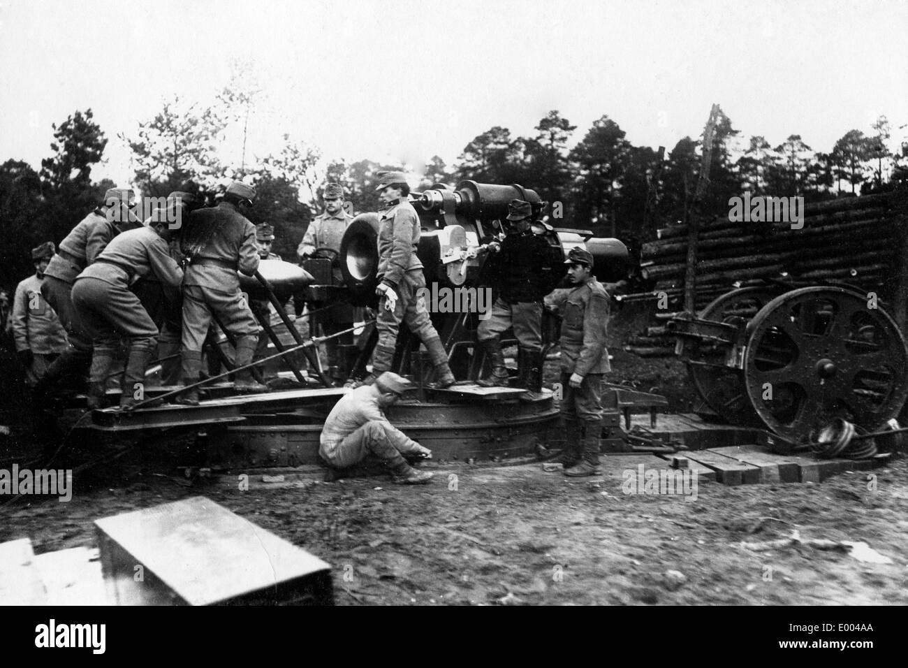 Austro-Hungarian soldiers load a mortar, 1915 Stock Photo