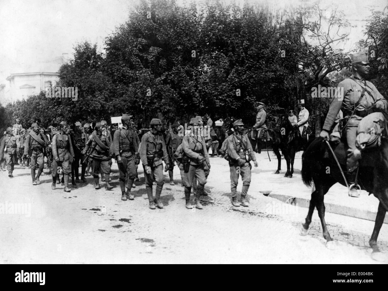 Field Marshal August von Mackensen inspects marching Austro-Hungarian soldiers after the taking of Lublin., 01.01.1915-31.12.191 Stock Photo