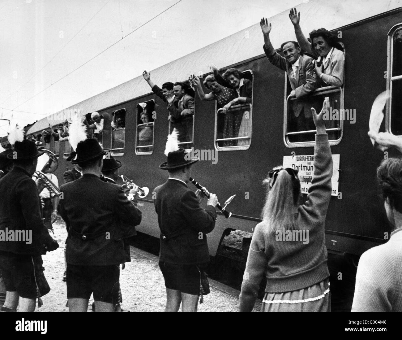 Bid goodbye to travelers in Ruhpolding, 1965 Stock Photo