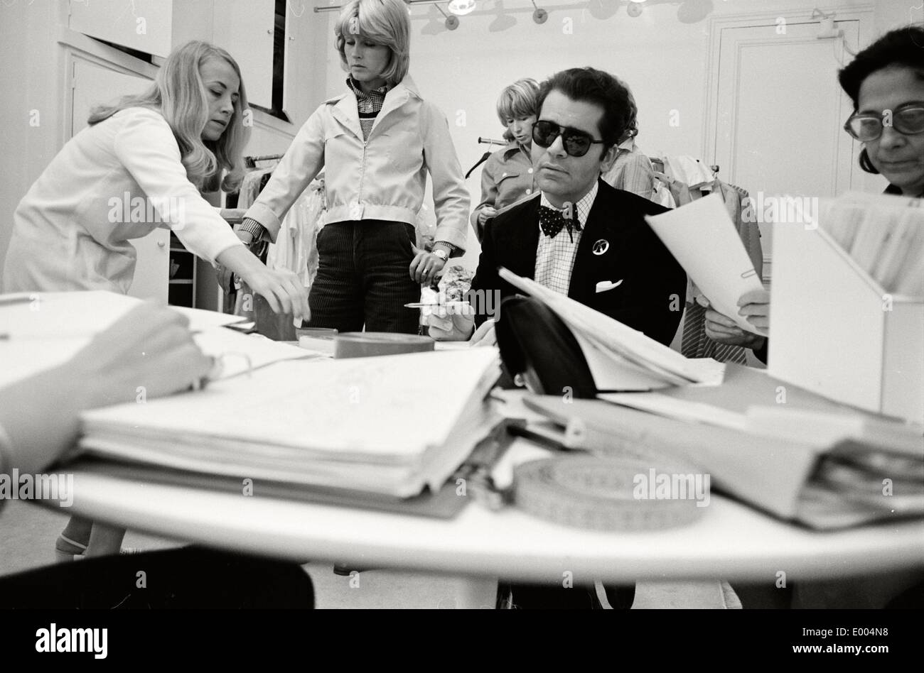 Karl Lagerfeld at work at Maison Chloe, 1972 Stock Photo - Alamy