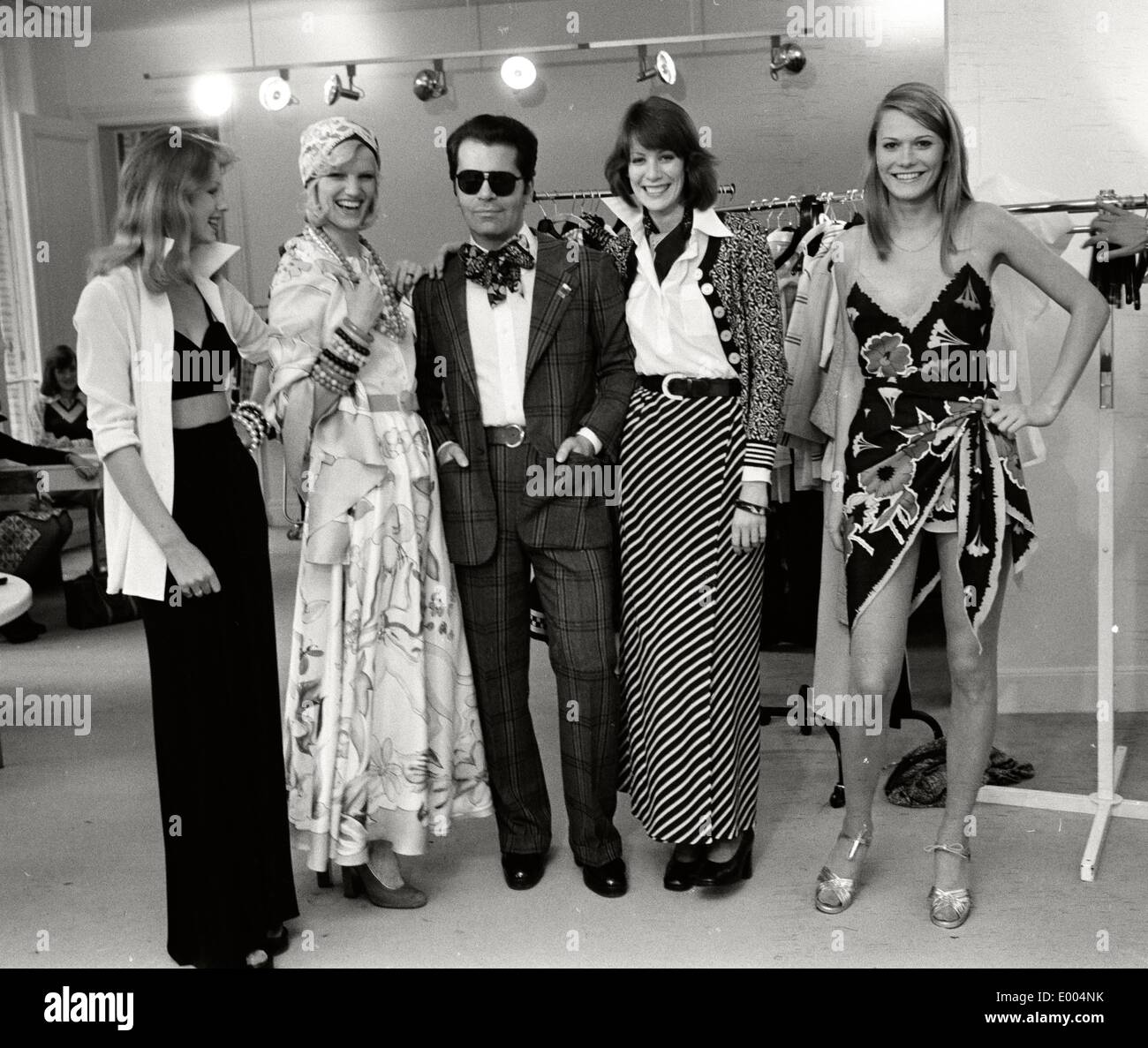 Karl Lagerfeld with models at Maison Chloe, 1972 Stock Photo