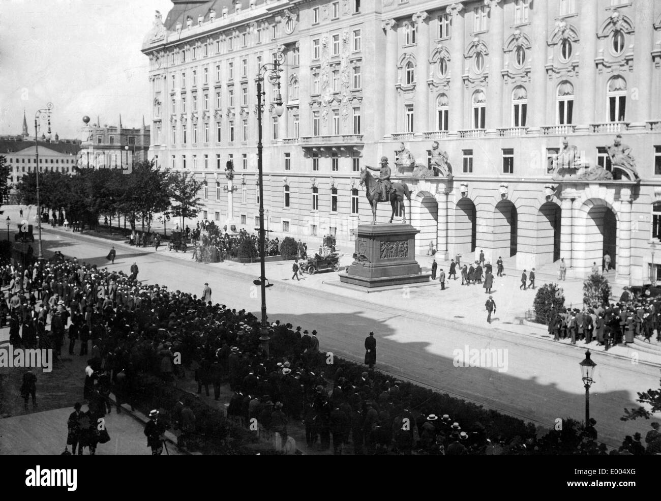 Crowd front vienna war ministry hi-res stock photography and images - Alamy