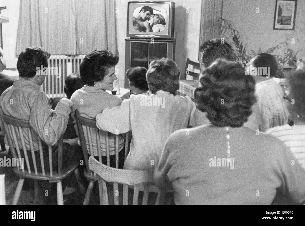 TV viewers in the 1950s Stock Photo