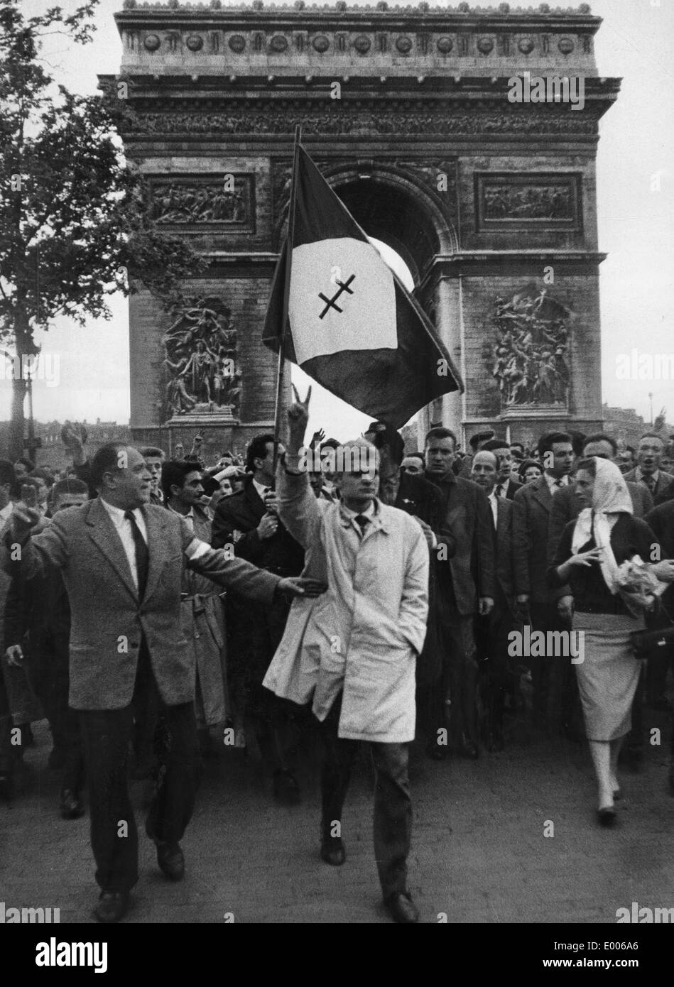 Demonstration of de Gaulle supporters, 1958 Stock Photo