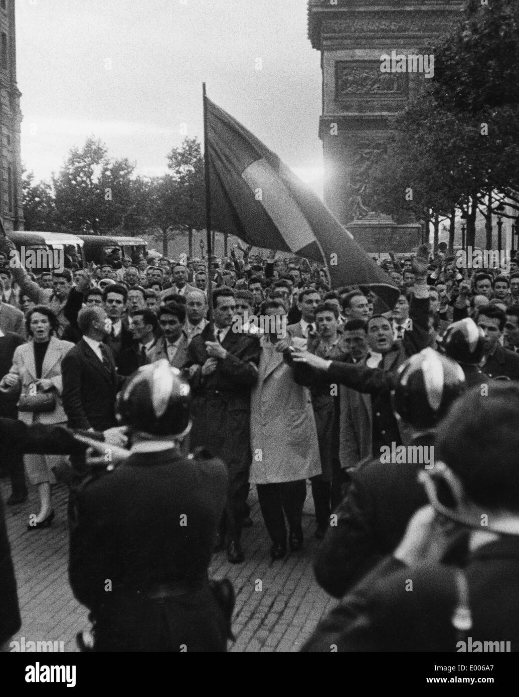 Demonstration of de Gaulle supporters, 1958 Stock Photo