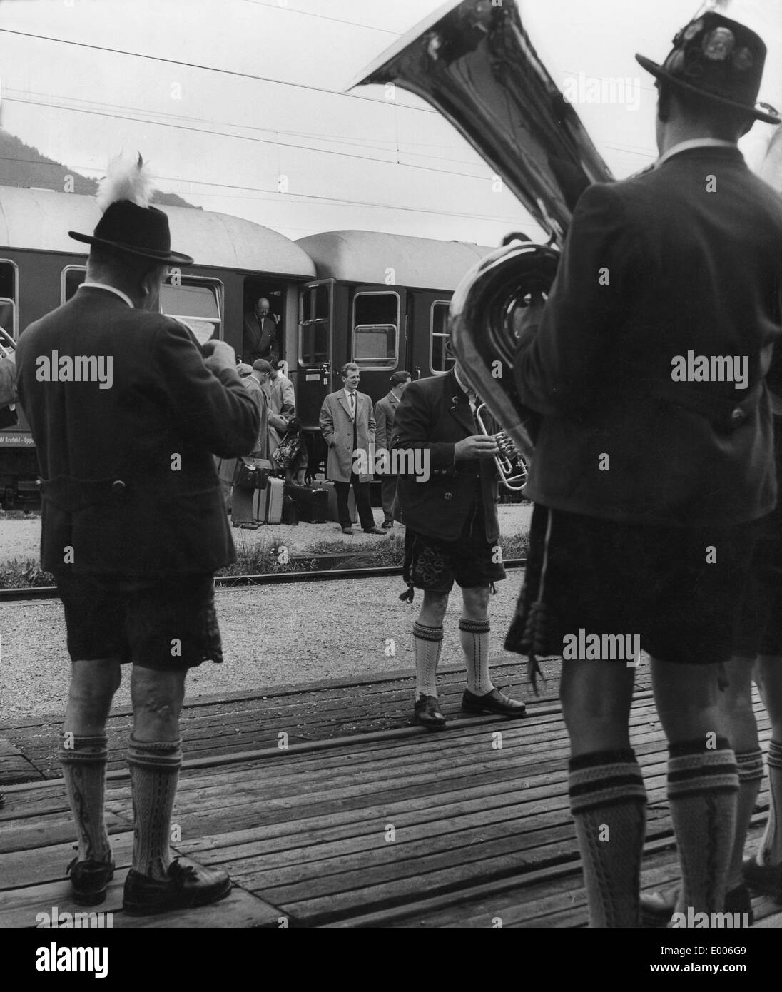 Bid goodbye to travelers in Ruhpolding, 1965 Stock Photo