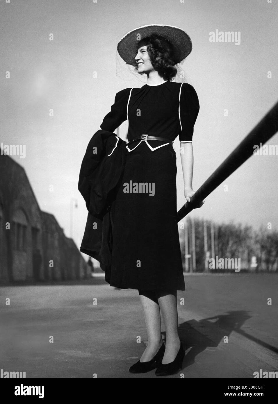 Women's fashion 1938 hi-res stock photography and images - Alamy