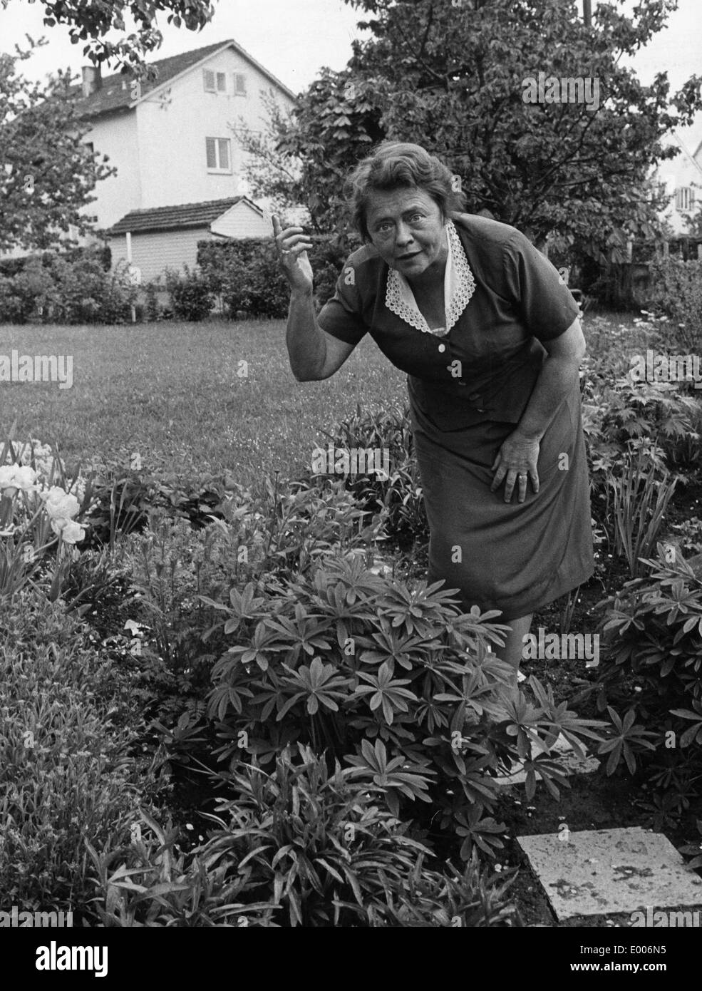 Margarete Hummel in her garden, 1958 Stock Photo