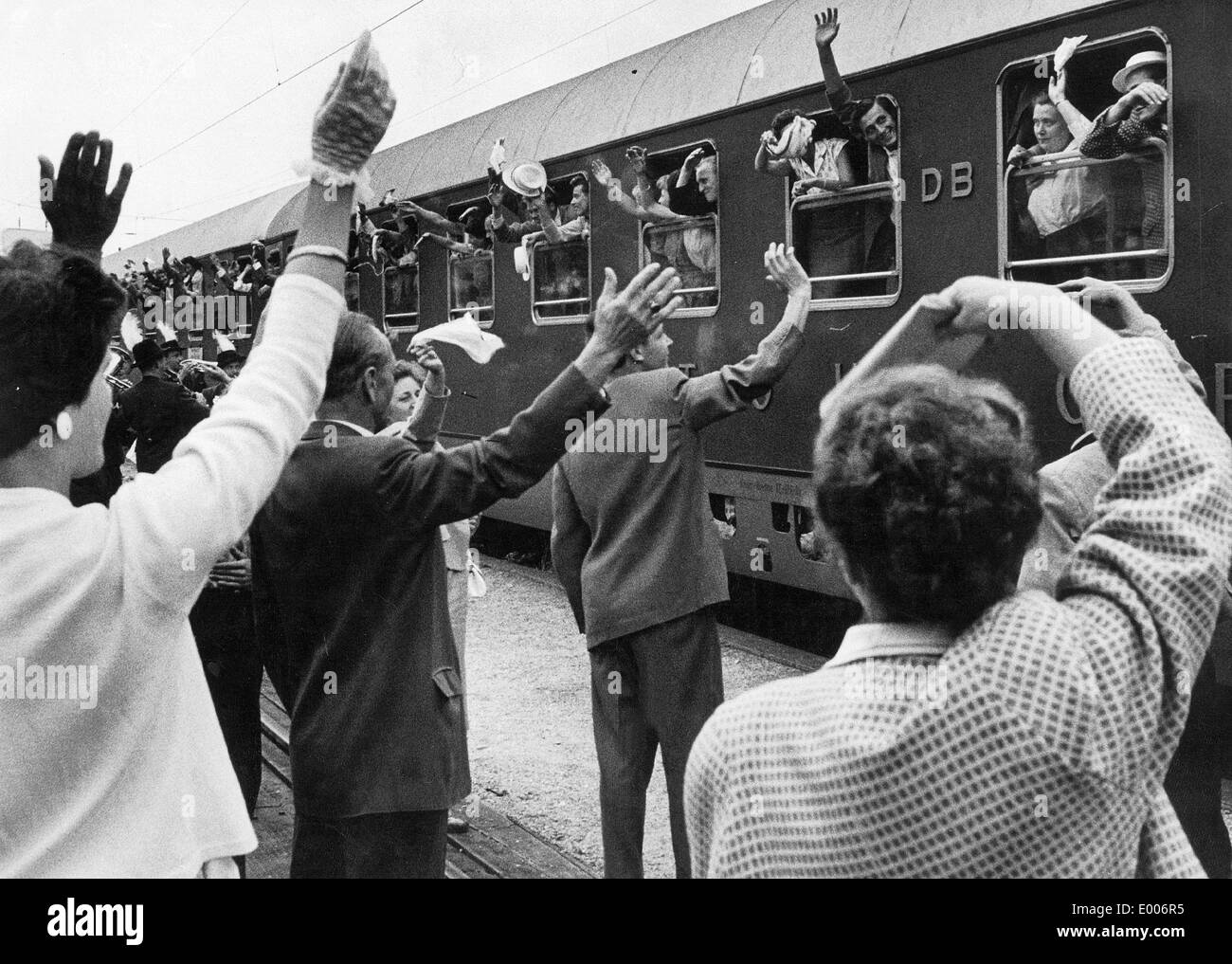 Waving from train hi-res stock photography and images - Alamy