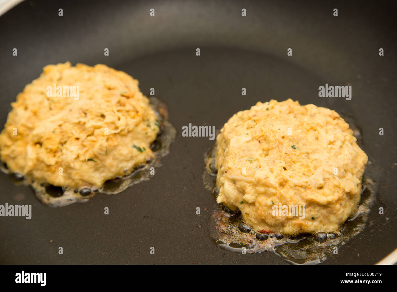 Two crab cakes hires stock photography and images Alamy