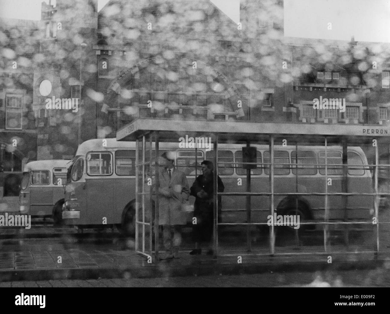 Bus stop rain Black and White Stock Photos & Images Alamy