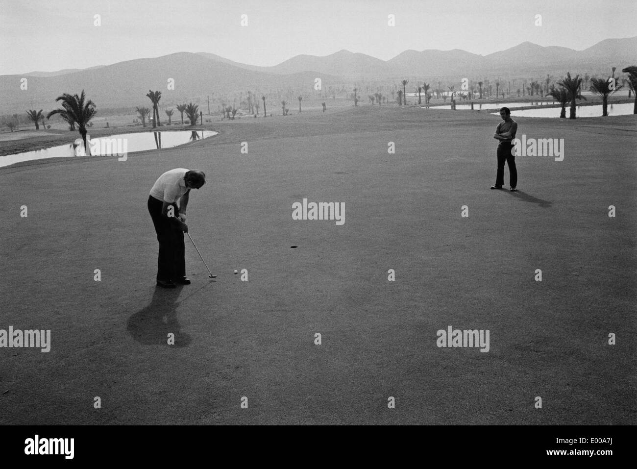 Sean Connery playing golf Stock Photo Alamy