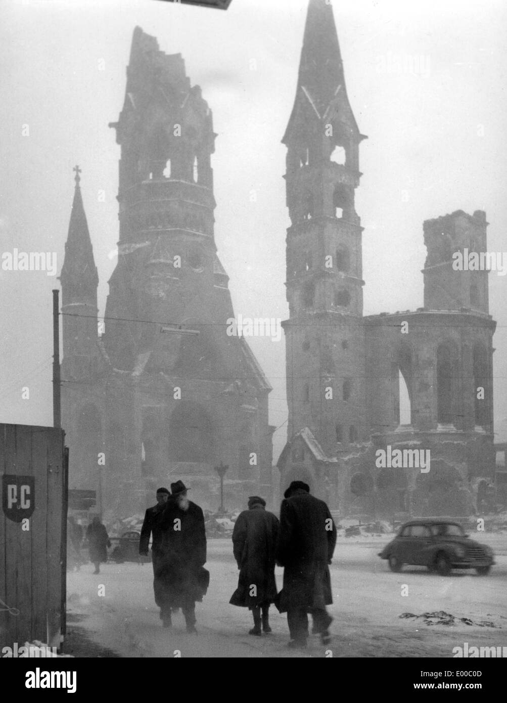 Kaiser Wilhelm Gedaechtniskirche in West-Berlin, 1945 Stock Photo