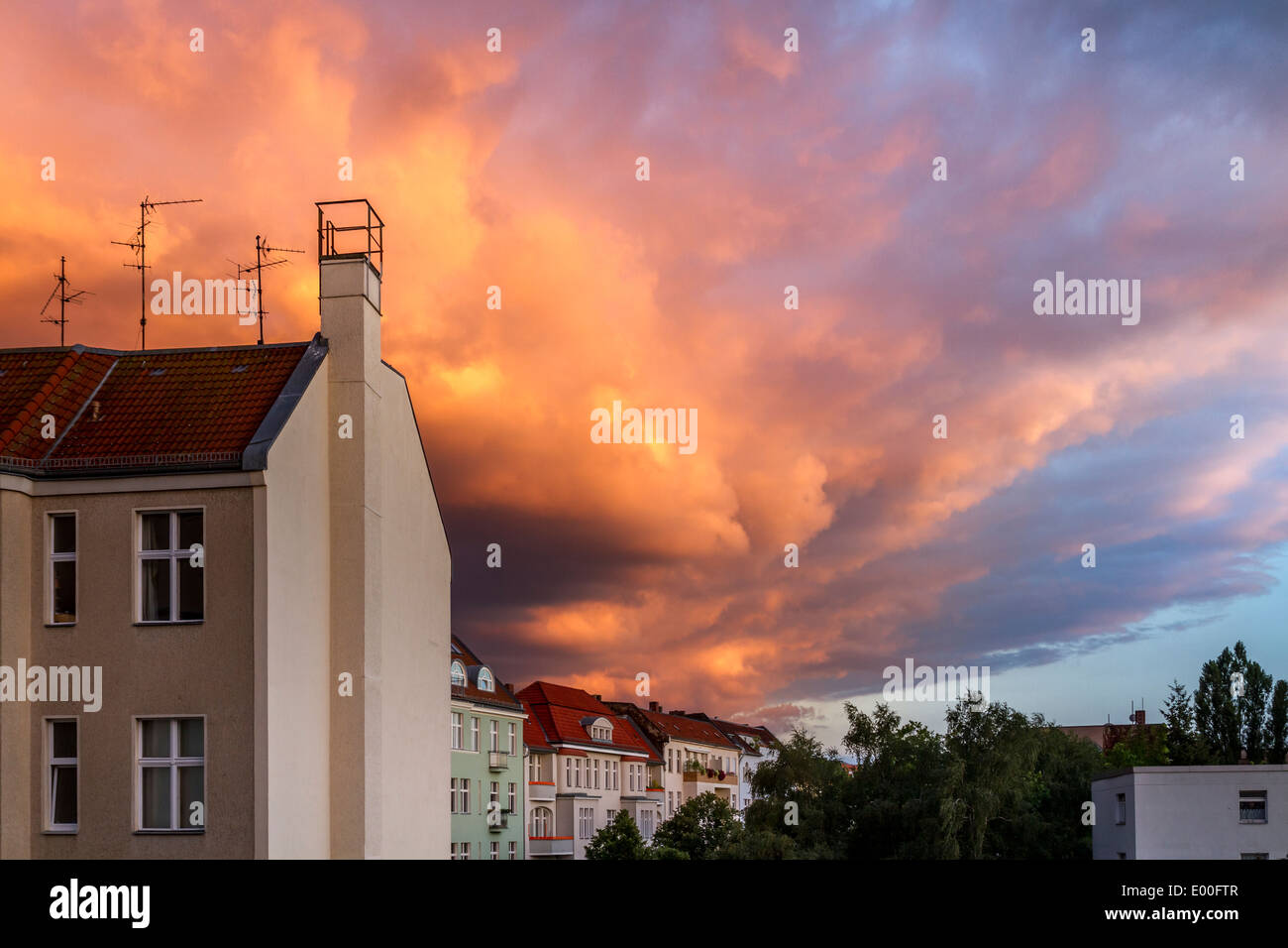 Orange cloud formation hi-res stock photography and images - Alamy