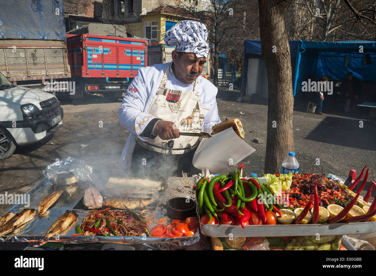 Preparing grilled mackerel sandwiches at a stall on Karakoy waterfront, Beyoglu, Istanbul, Turkey. Stock Photo