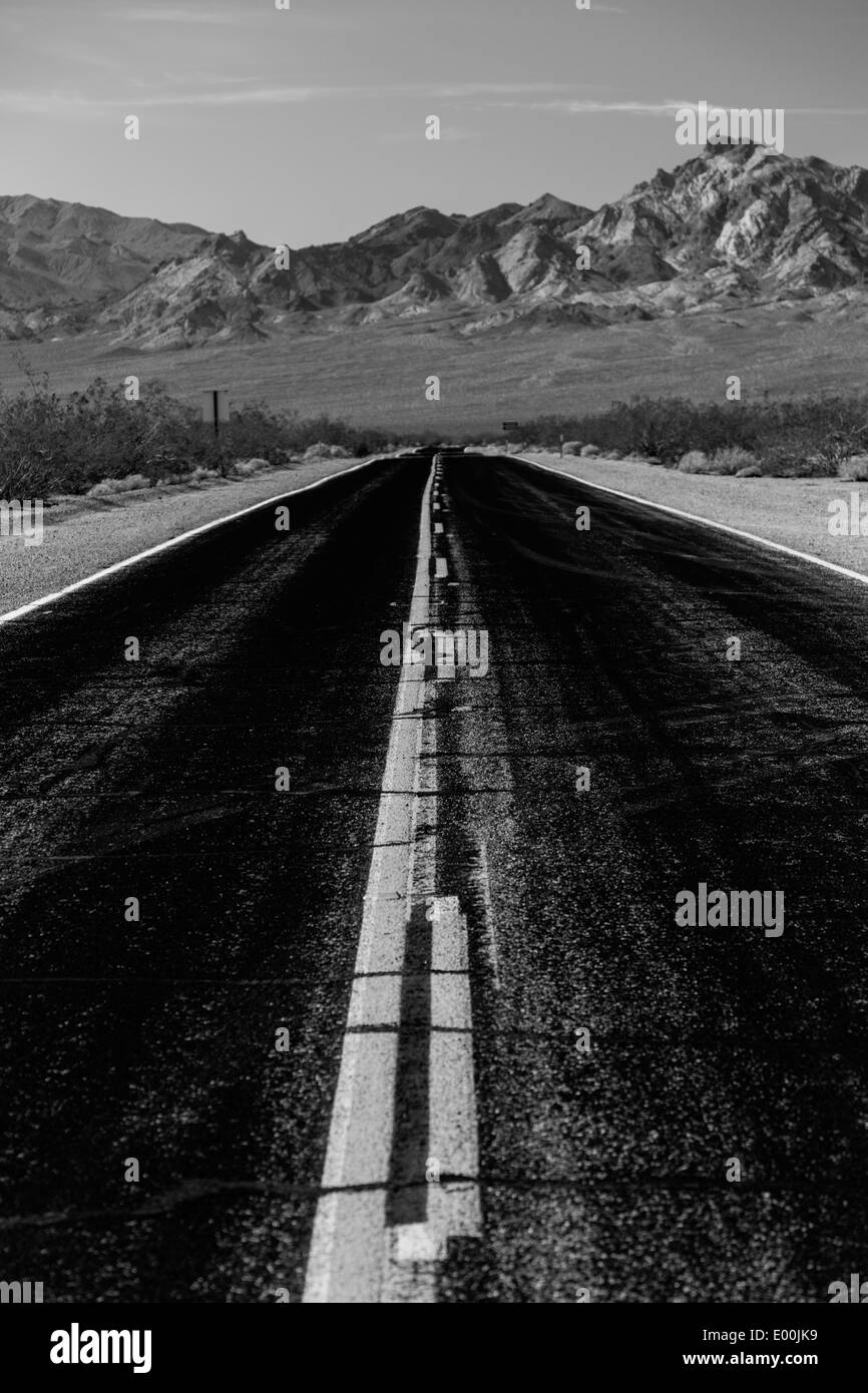 American desert road hi-res stock photography and images - Alamy