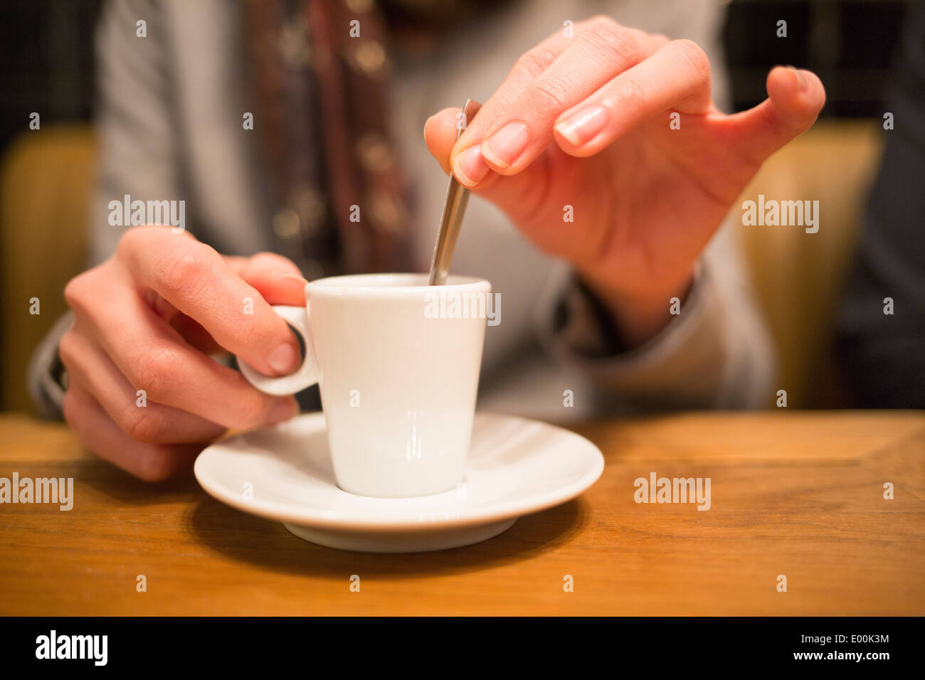 Female fingers cafe thé table restaurant Stock Photo