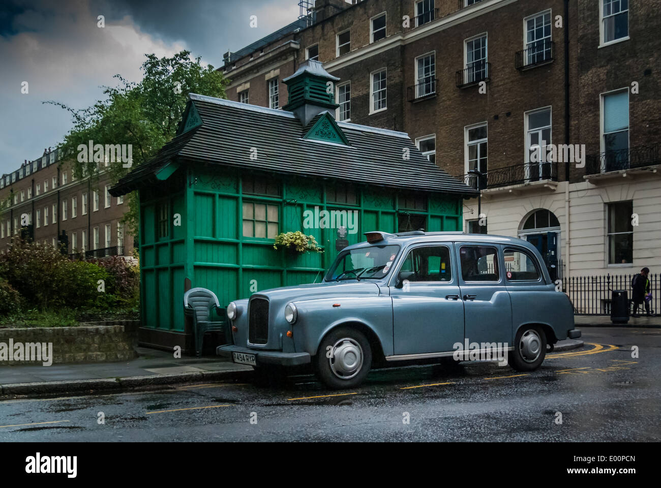 London Black Cab and London Cabmen's Shelter, London, UK Stock Photo