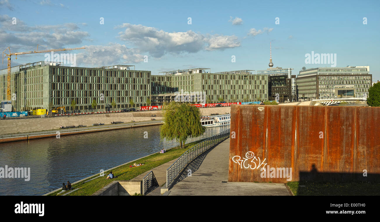 Evening sunlight at the river Spree in Berlin - view from Ludwig-Erhard-Ufer. View to the Kapelle-Ufer. Stock Photo
