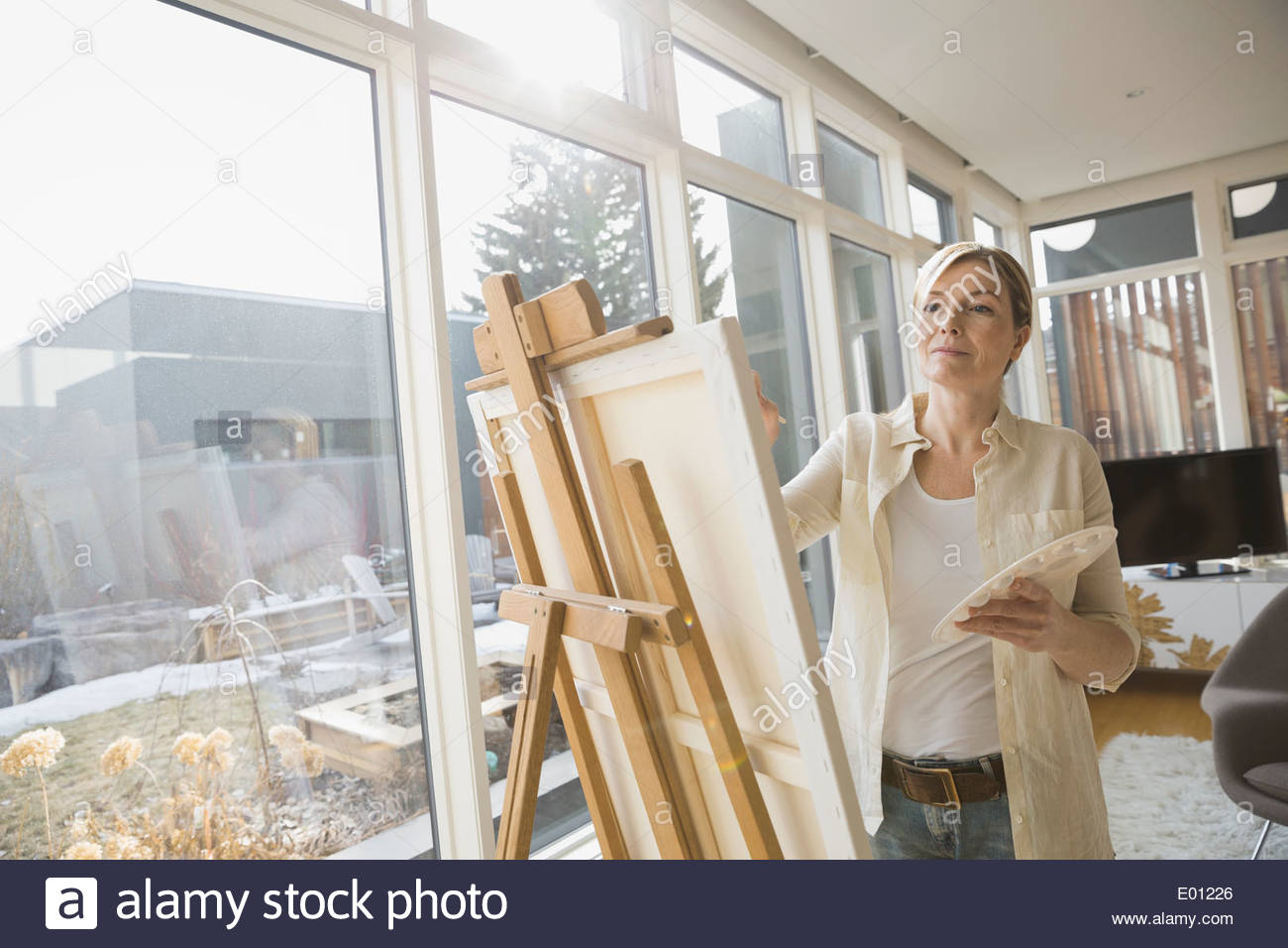 Easel woman hi-res stock photography and images - Alamy