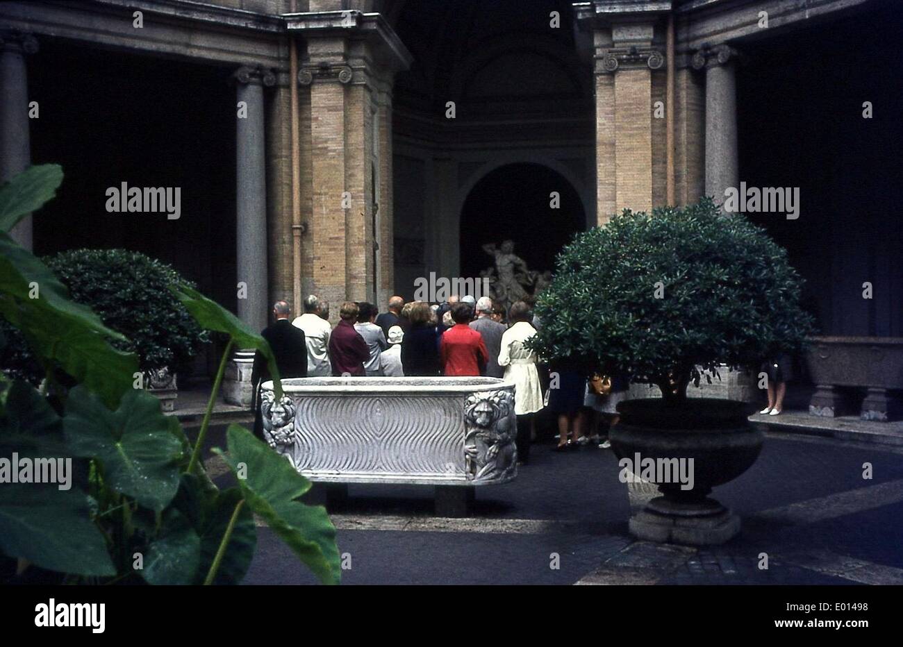Group in front of the statue of Laocooen and his Sons at the Vatican Museums in Rome, 1972 Stock Photo
