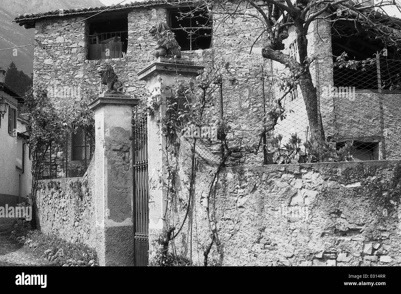 Gate with lions in Menaggio on Lake Como, Italy, 1990 Stock Photo