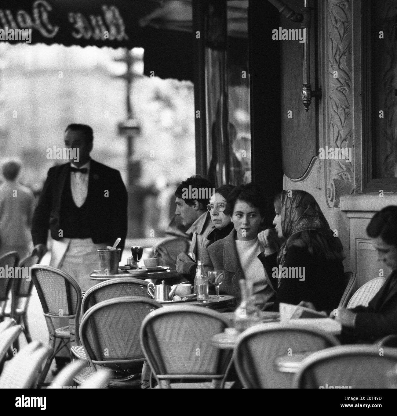 Les deux magots Black and White Stock Photos & Images - Alamy