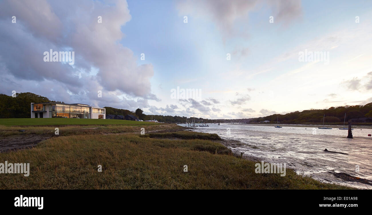Fishbourne Quay, Wootton Creek, United Kingdom. Architect: The Manser Practice, 2013. Distant elevation of modern home with tida Stock Photo