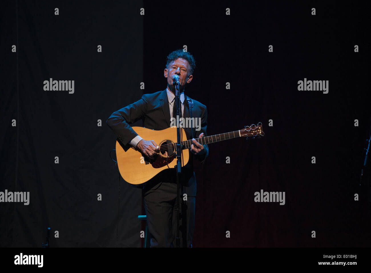 Austin, TX, USA. 25th Apr, 2014. Singer Lyle Lovett performs at the Austin City Limits Moody Theater on April 25, 2014 for the MJ&M charity fundraiser. © Rustin Gudim/ZUMAPRESS.com/Alamy Live News Stock Photo