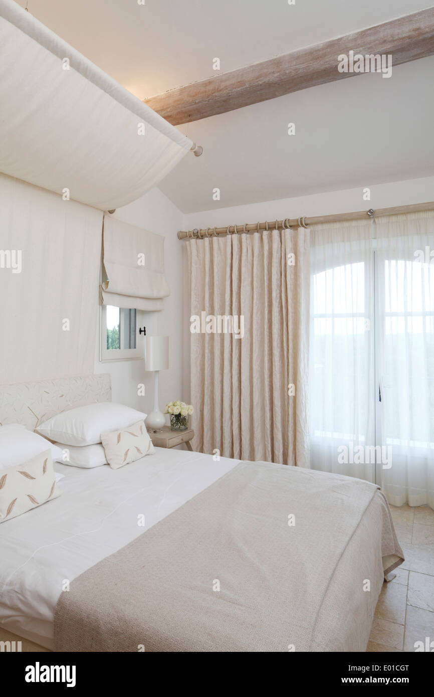 Romantic white bedroom . Belleview Villa, St Tropez Stock Photo - Alamy