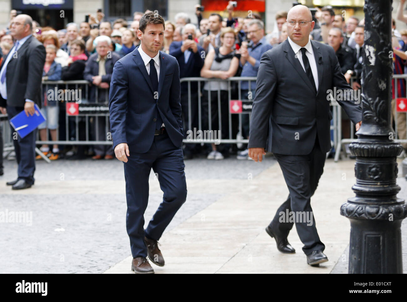 Barcelona, Spain. 28th Apr, 2014. Leo Messi entering in the cathedral of Barcelona to attend the funeral of Tito Vilanova. Photo: Joan Valls/Urbanandsport/Nurphoto. Credit:  Joan Valls/NurPhoto/ZUMAPRESS.com/Alamy Live News Stock Photo