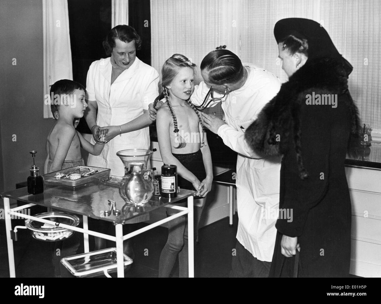 Medical examination of child. — Stock Photo © poznyakov 