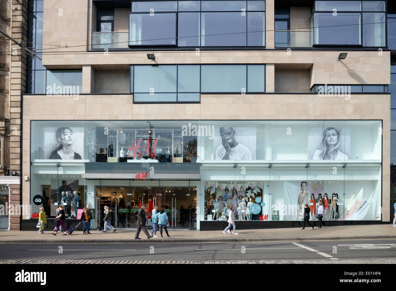 Shoppers outside of H&M fashion store. Princes Street, Edinburgh Stock  Photo - Alamy