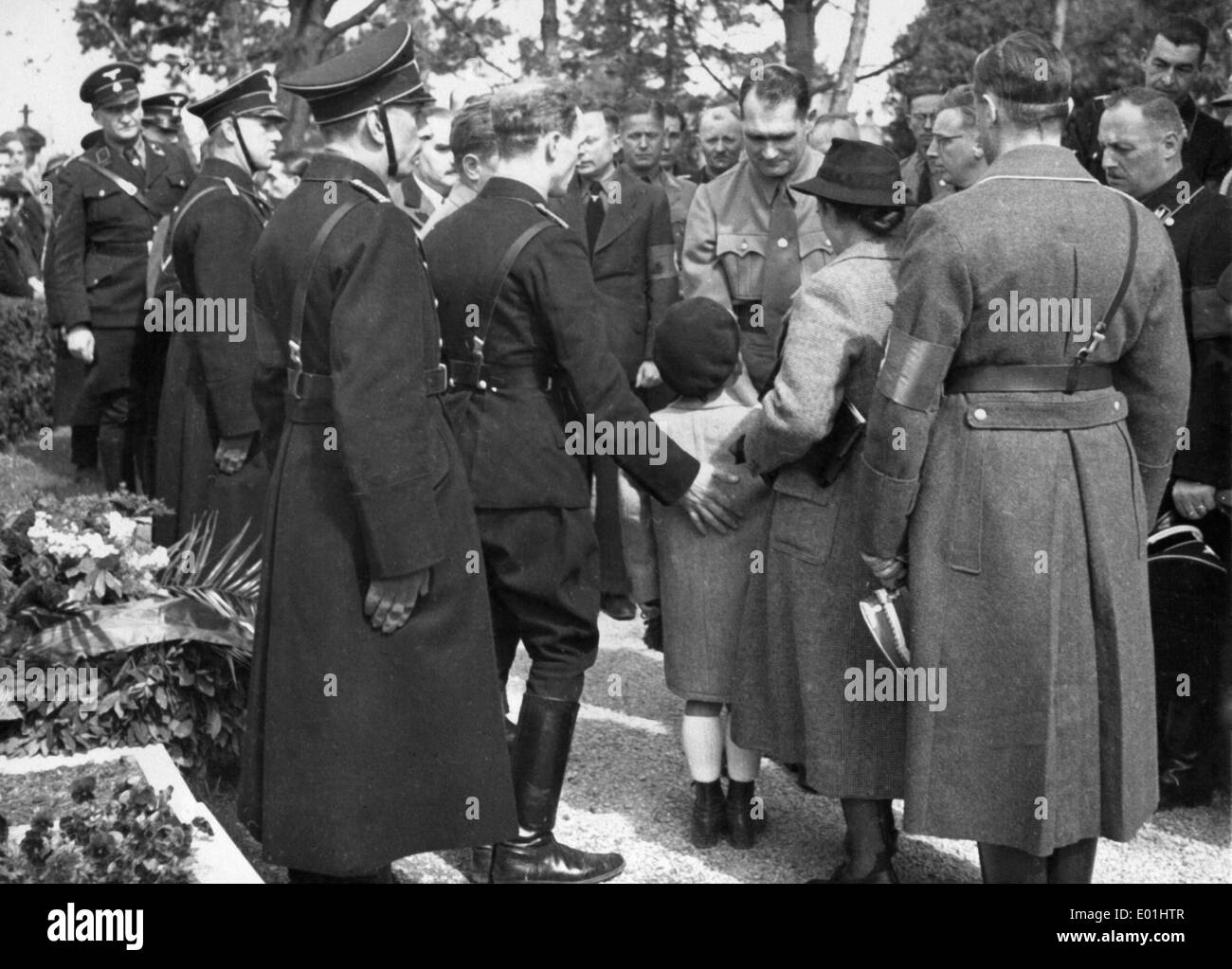 Rudolf Hess visits the graves of Viennese martyrs, 1938 Stock Photo