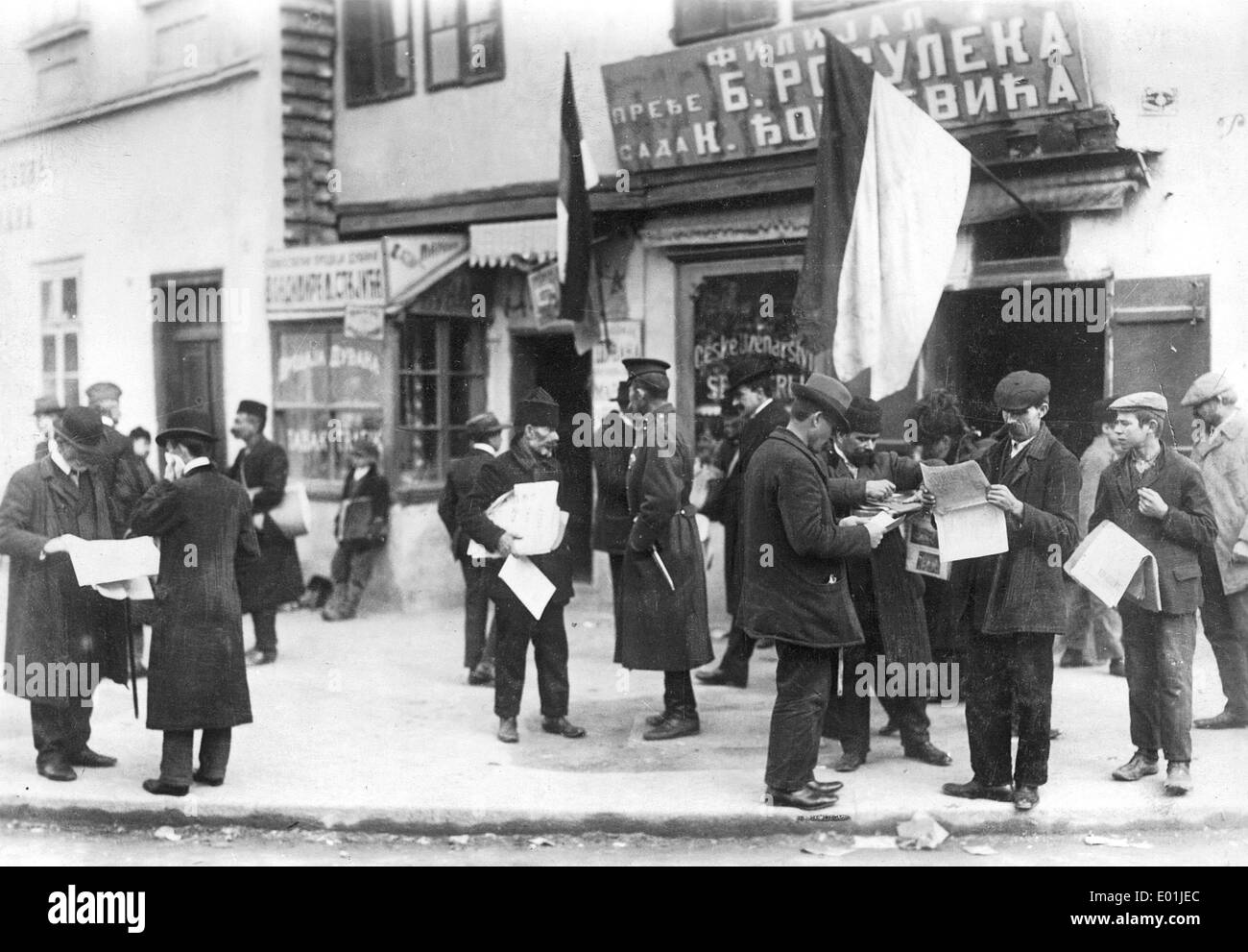 Newspaper readers in Nisch, 1914 Stock Photo
