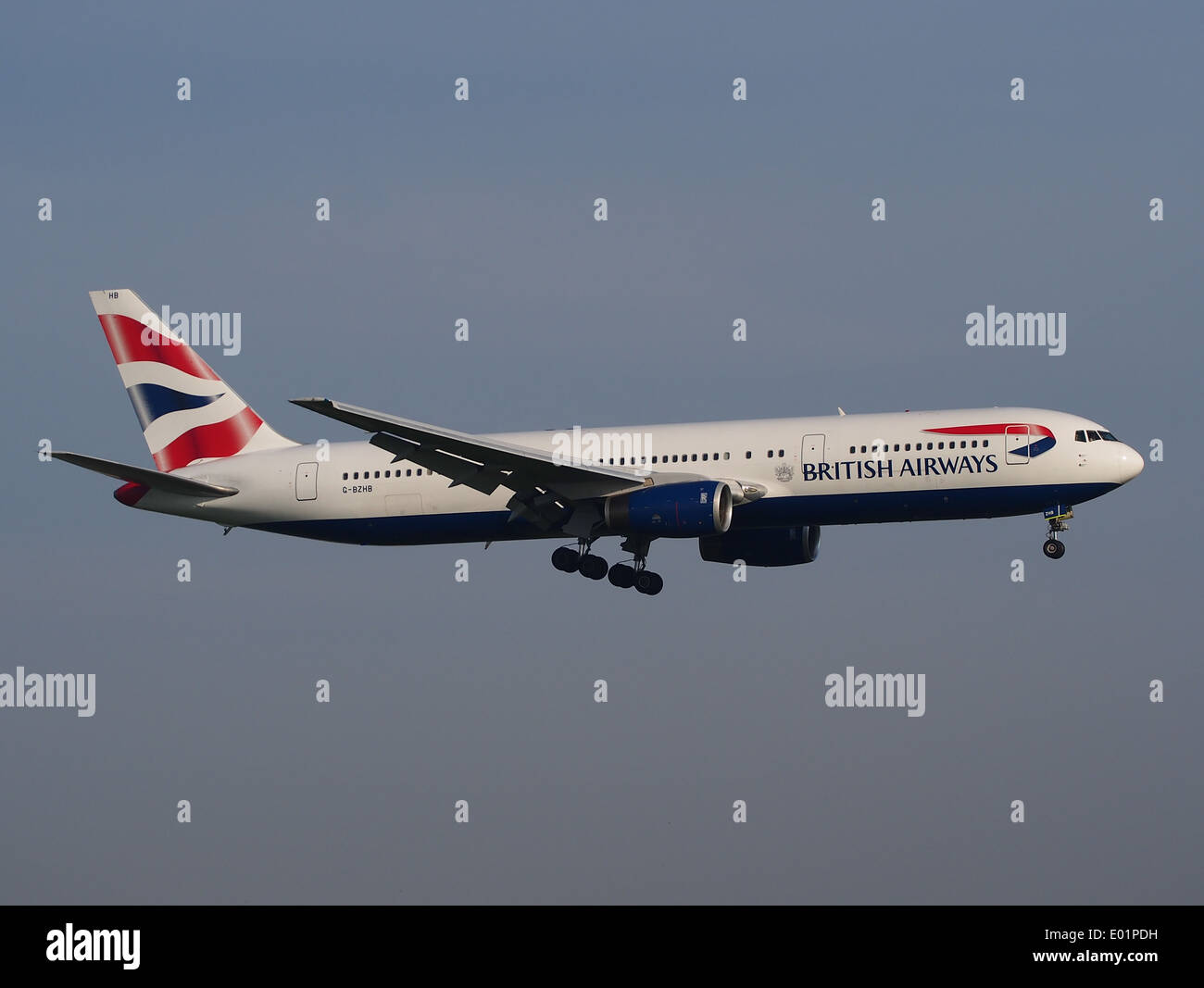 British airways 767 landing hi-res stock photography and images - Alamy
