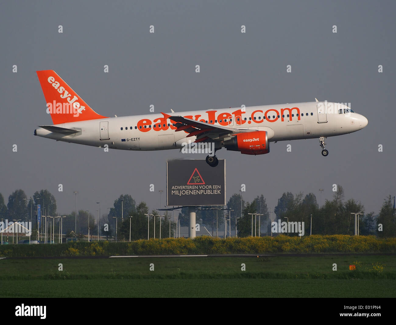 G-EZTY easyJet Airbus A320-214 - cn 4554 landing at Schiphol (AMS - EHAM), The Netherlands, pic2 Stock Photo