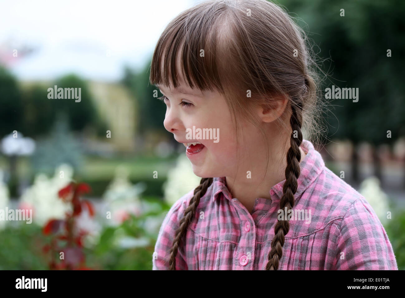 Portrait of beautiful young girl smiling Stock Photo - Alamy